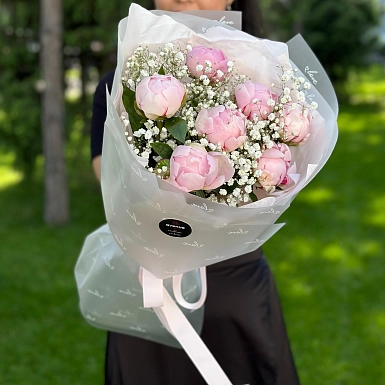 Букет из 7 местных розовых пионов с гипсофилой - фото 3