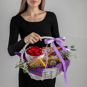 Корзина со сладостями "Сладкоежка"