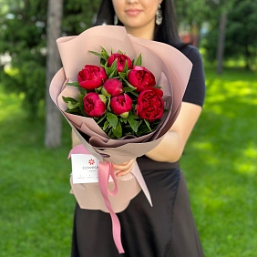 7 местных красных пионов в оформлении