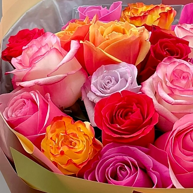 Букет из 25 разноцветных ярких роз 50 см - фото 2