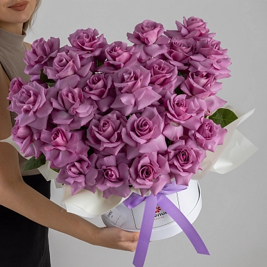 25 фиолетовых сортовых Голландских роз в коробке - фото 2