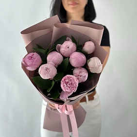 Букет из 9 местных розовых пионов с зеленью