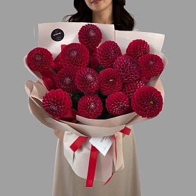 15 красных георгинов в оформлении