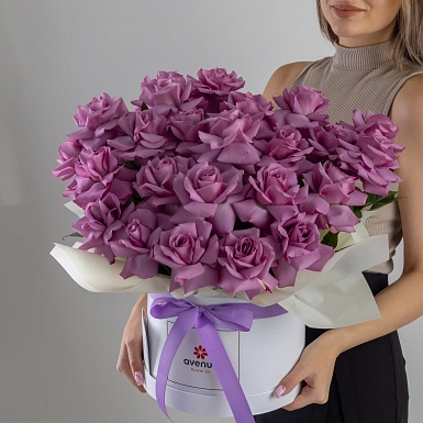 25 фиолетовых сортовых Голландских роз в коробке - фото 3