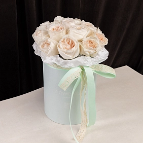 Коробка из 15 белых пионовидных роз David Austin