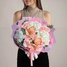 Букет из гортензий и амариллиса "Феникс"