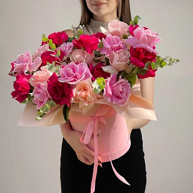 25 разноцветных Голландских роз с зеленью в коробке - фото 2