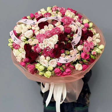 Букет из 51 кустовой розы "Малинка" - фото 1