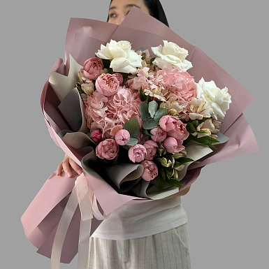 Букет из гортензии и роз "Эмоции любви" фото