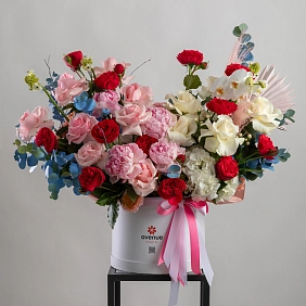 Композиция с цветами в коробке "Avenue" фото