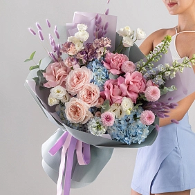 Букет с дельфиниумом "Небо на ладони" фото