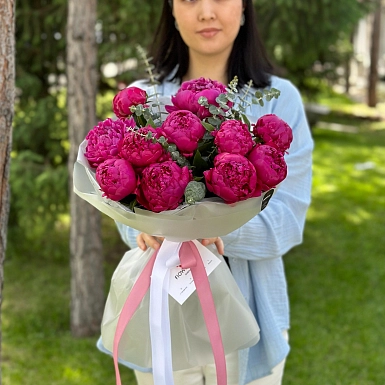 11 малиновых пионов с эвкалиптом - фото 3