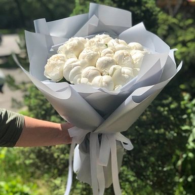 Букет из 15 белых пионов в оформление - фото 1