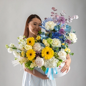 Композиция с герберами в коробке "Летнее настроение"