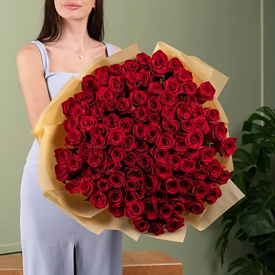 Букет из 101 красной розы 80 см в оформлении - фото 3