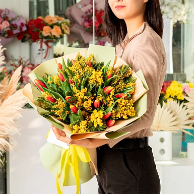 Букет из мимозы и тюльпанов "Весеннее настроение" - фото 1