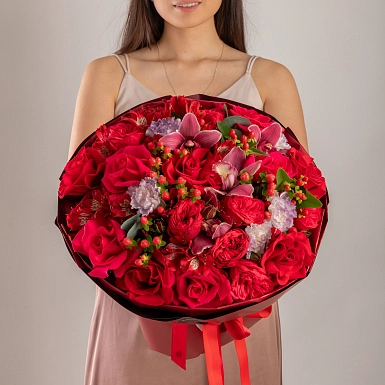 Букет из орхидей и пионовидных роз "Cherry Red" - фото 2