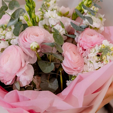 Букет из маттиол и ранункулюсов "Лиана" - фото 7