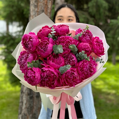 15 малиновых пионов с эвкалиптом - фото 3