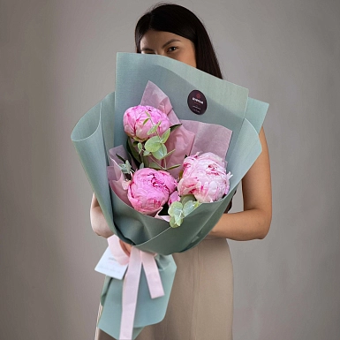 Букет из 3 розовых пионов с зеленью - фото 2