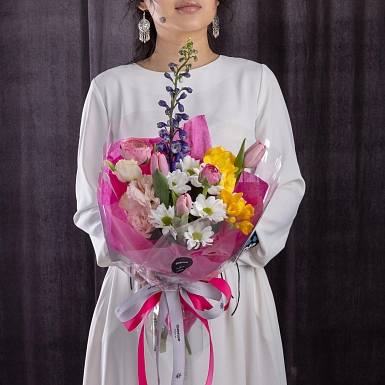 Букет из фрезий и хризантем "Робкий поцелуй" S - фото 1