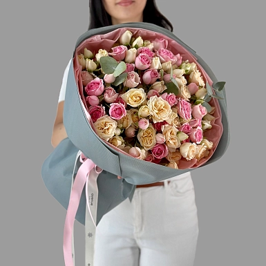 Букет из 15 розовых и кремовых кустовых роз - фото 2