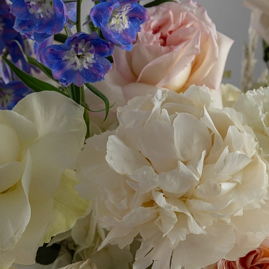 Букет с дельфиниумом "Романтическое свидание" - фото 4