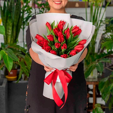 Букет из красных тюльпанов "Strong Love" M - фото 1