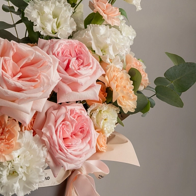 Композиция с лизиантусами в коробке "Flora" - фото 3