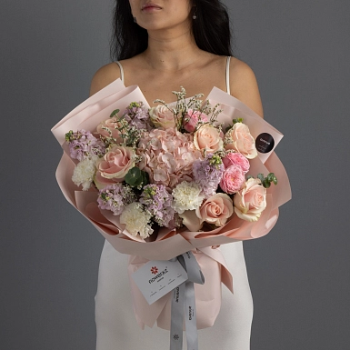 Букет из маттиолы и гортензии "Время любить" фото