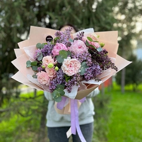 Букет из сирени и пионов "Символ любви"