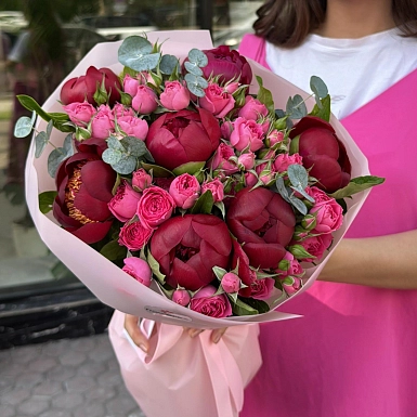 Букет из местных пионов и кустовых роз "Мармелад" - фото 1