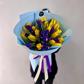 Букет с желтыми тюльпанами и ирисами "Яркие огни"