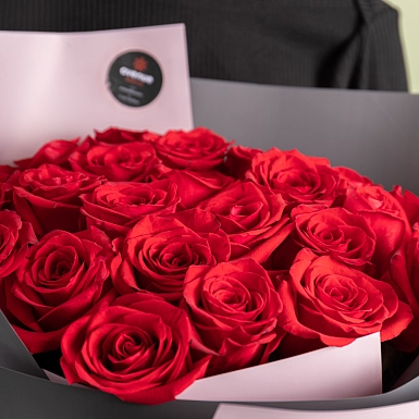 35 красных Голландских роз 50 см в оформлении - фото 6