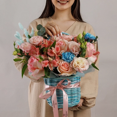 Композиция из роз и гвоздик в корзинке "Этюд" - фото 3