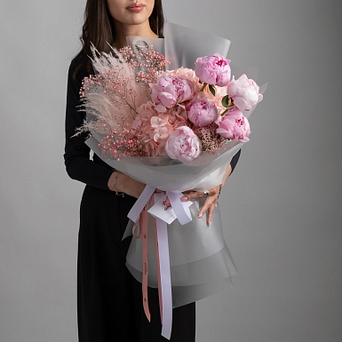 Букет с гортензией и пионами "Bella" - фото 3