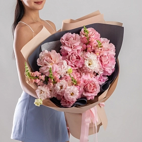 Букет из пионов и роз “Нектар нежности”