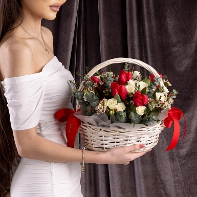 Корзинка из тюльпанов и кустовых роз "Малышка" - фото 3