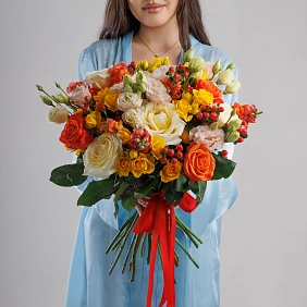 Букет из роз и кустовых роз "Злата"