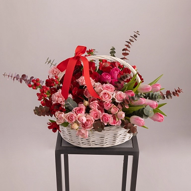 Композиция в корзине "Алые Лепестки" - фото 1