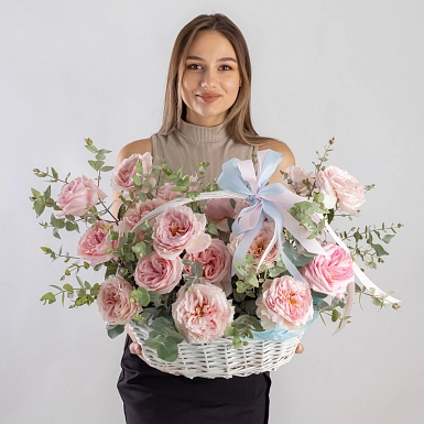 Композиция в корзине из пионовидных роз "Аромат садовых роз" - фото 3
