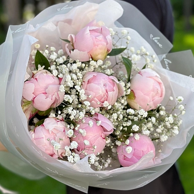 Букет из 7 местных розовых пионов с гипсофилой - фото 6