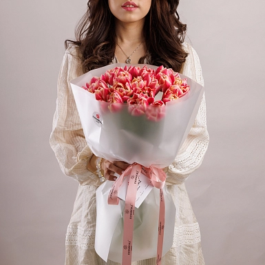 Букет из 25 красно-белых пионовидных тюльпанов - фото 3