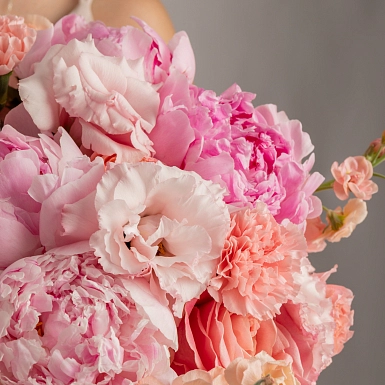 Композиция с розовыми пионами в коробке "Barbie" - фото 7