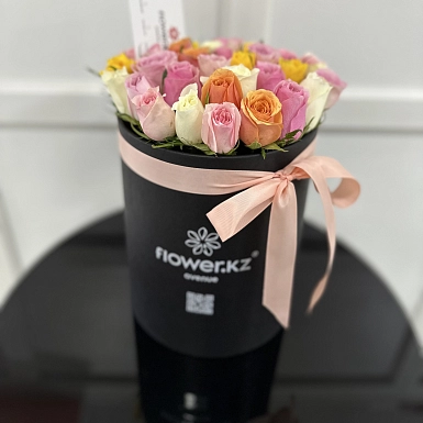 35 микс роз в черной коробке-тубус - фото 2