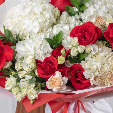 Букет из роз и гортензий "Моей Богине" фото