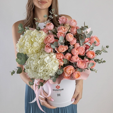 Композиция с гортензиями в коробке "Персиковое небо" - фото 3