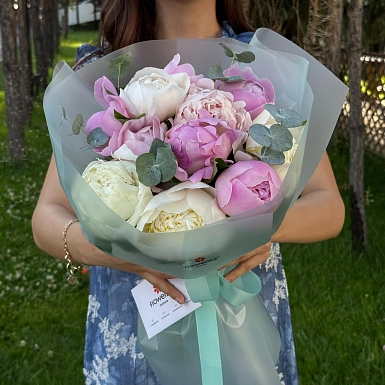 Букет из 9 микс пионов от Скакодуб А.А. с зеленью - фото 5