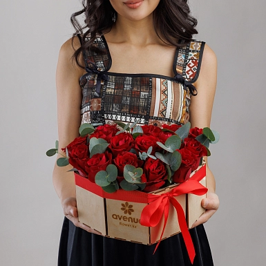 Композиция из красных роз с зеленью в коробке сердце S - фото 1