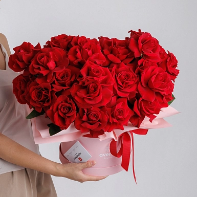 Композиция из 25 красных голландских роз в коробке "Freedom" - фото 5